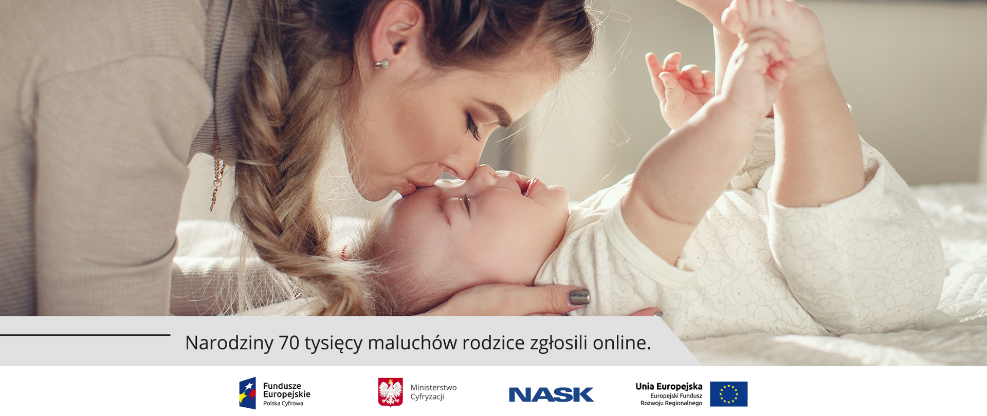 Matka całująca w główkę swoje nowonarodzone dziecko. Poniżej napis: Narodziny 70 tysięcy maluchów rodzice zgłosili online. 