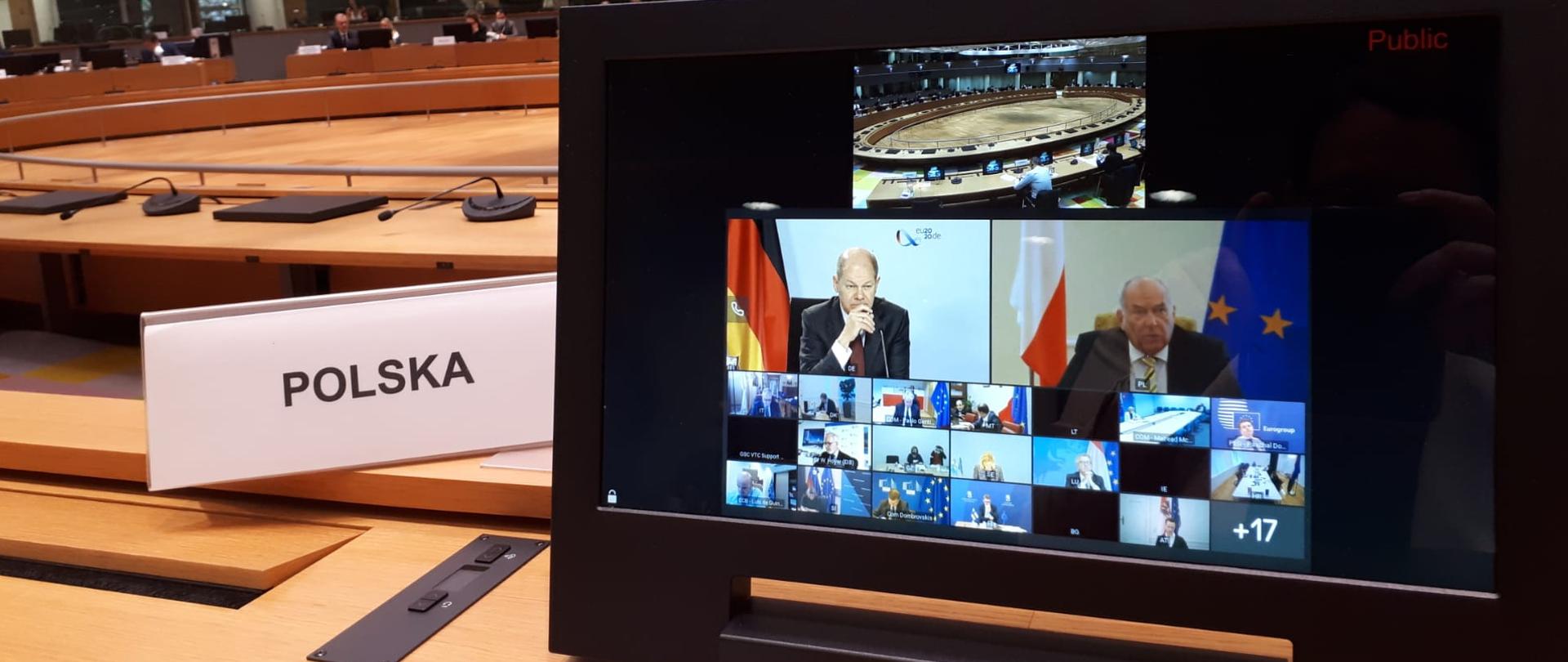Zdjęcie ekranu monitora, na którym widać uczestników ECOFIN, w tym ministra Kościńskiego
