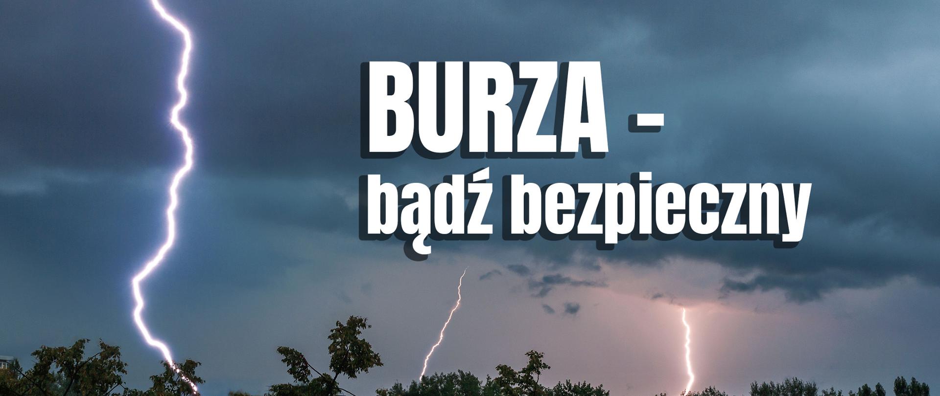 Zachmurzone niebo z piorunami