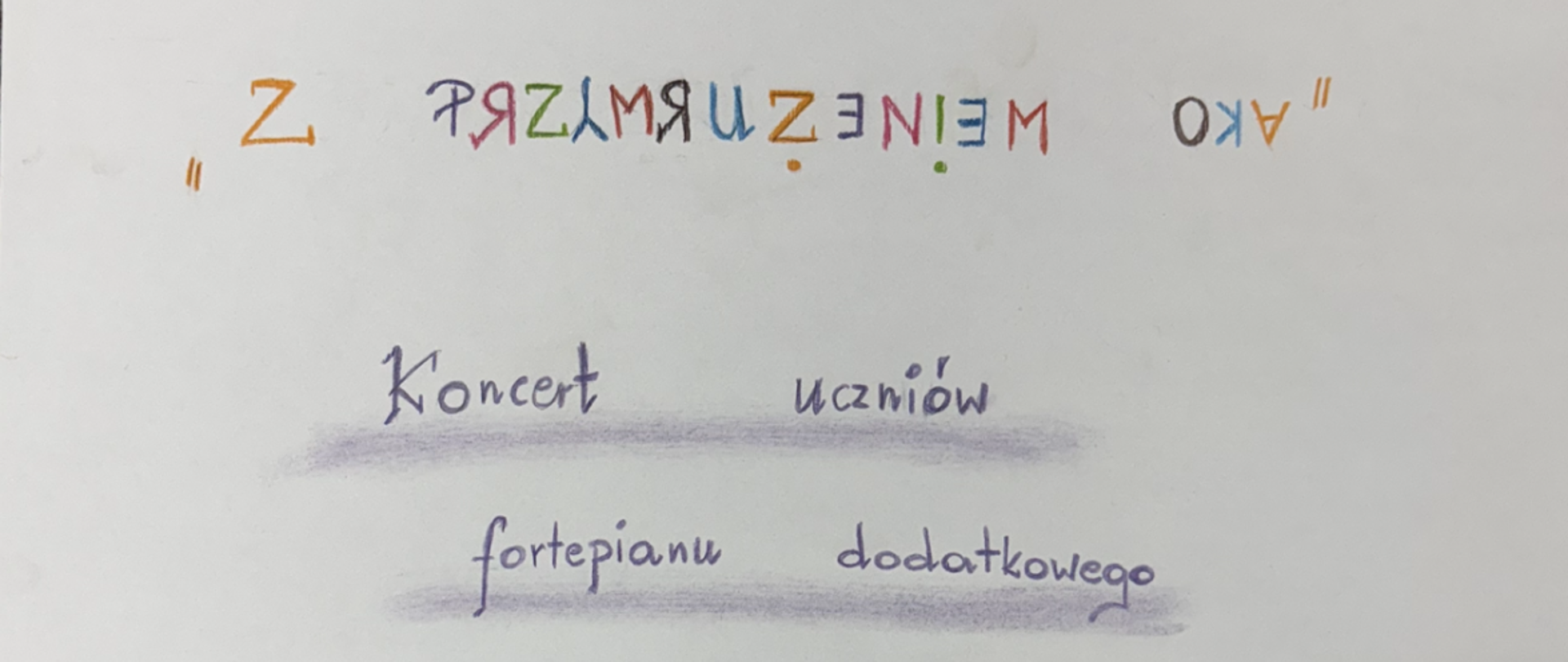 Biały plakat, na którym ręcznie namalowano fortepian oraz kolorowymi kredkami ręcznie napisano tekst.