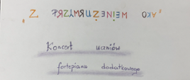 Biały plakat, na którym ręcznie namalowano fortepian oraz kolorowymi kredkami ręcznie napisano tekst.