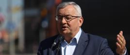 Minister infrastruktury Andrzej Adamczyk podczas konferencji prasowej