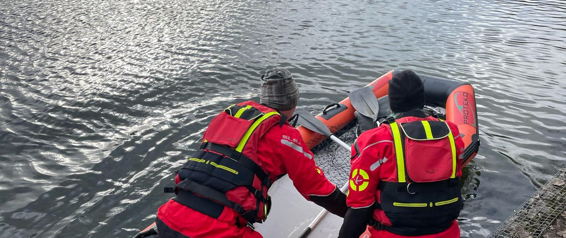 Dwóch ratowników WOPR-u w trakcie działań na stawie.