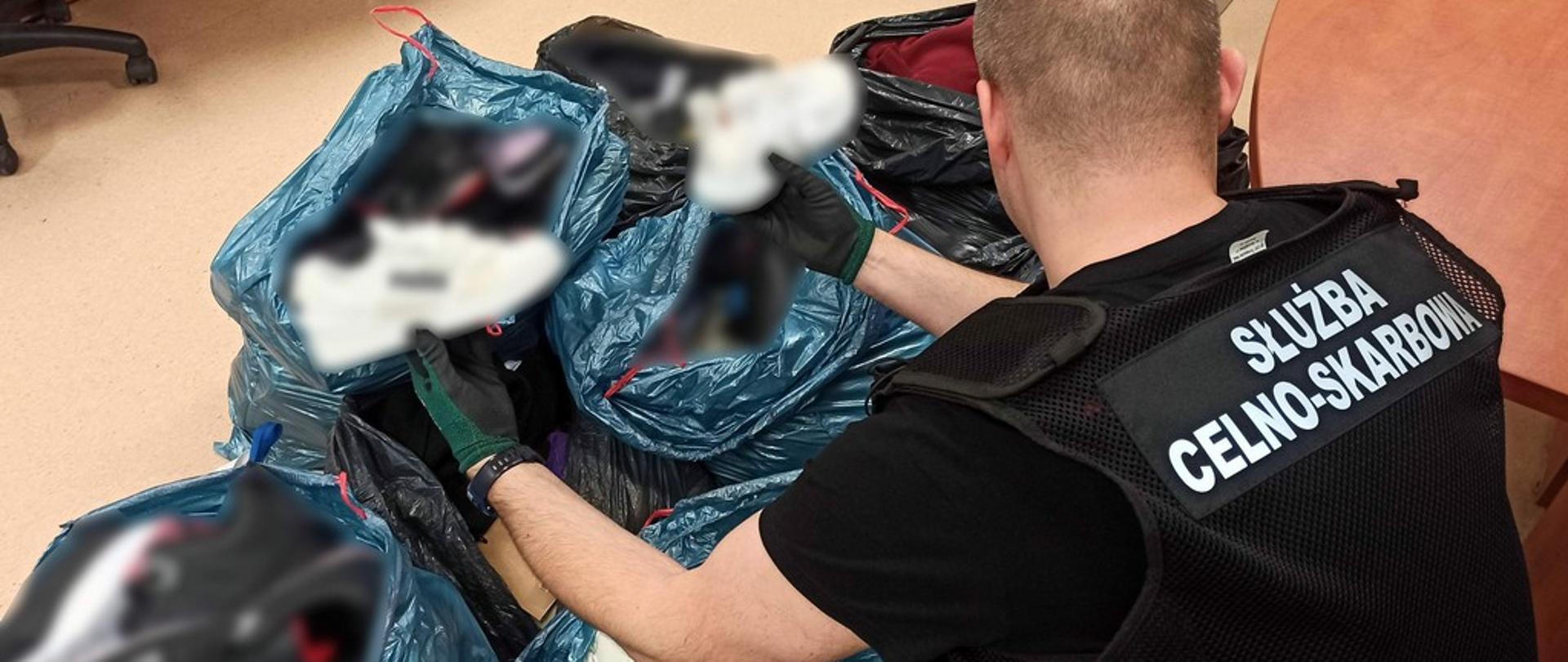Funkcjonariusz przy workach z podróbkami