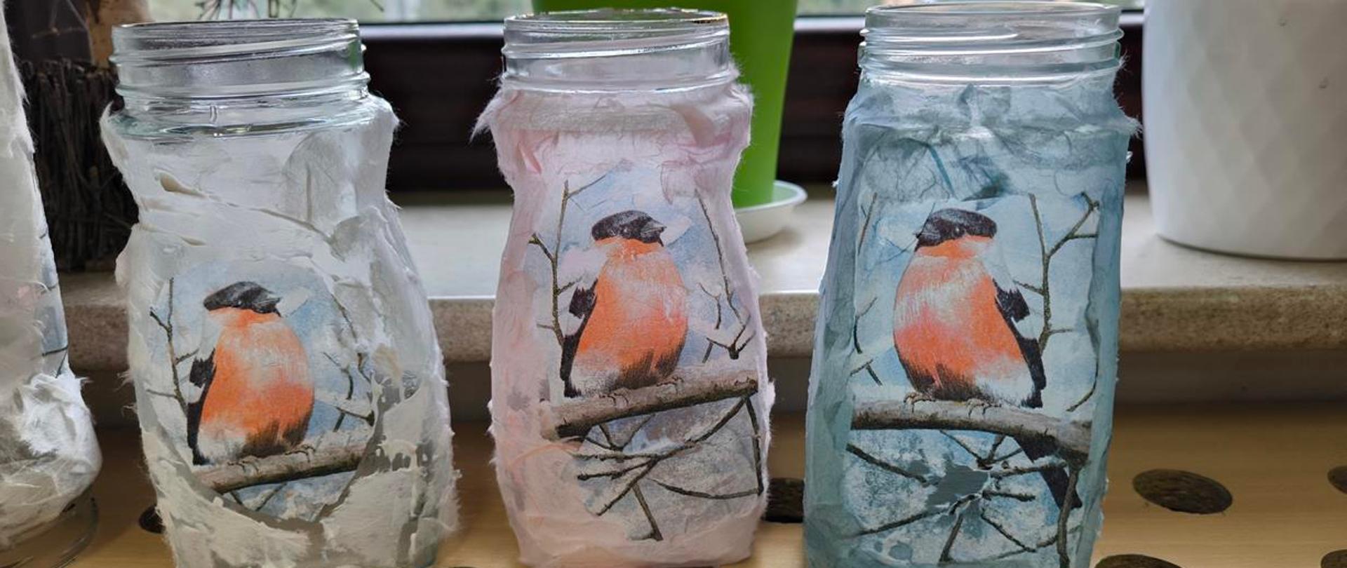 Wykonane przez dzieci prace na słoikach