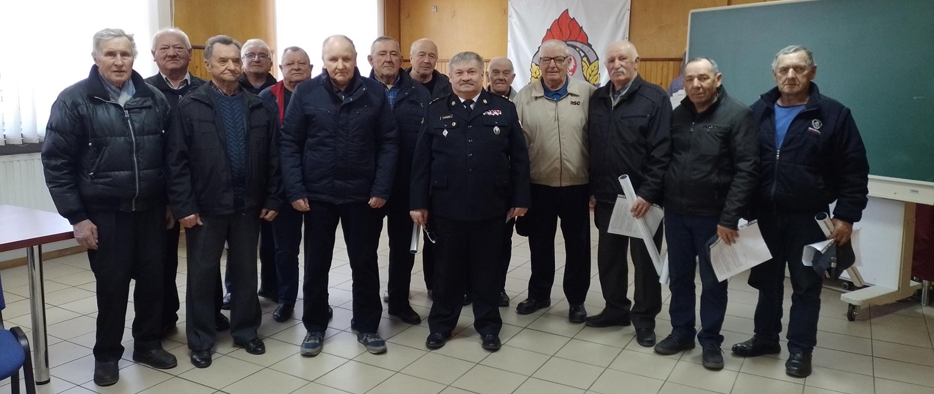 Kolejnych trzynastu członków OSP z powiatu gostynińskiego otrzymało decyzję dotyczące świadczenia ratowniczego.