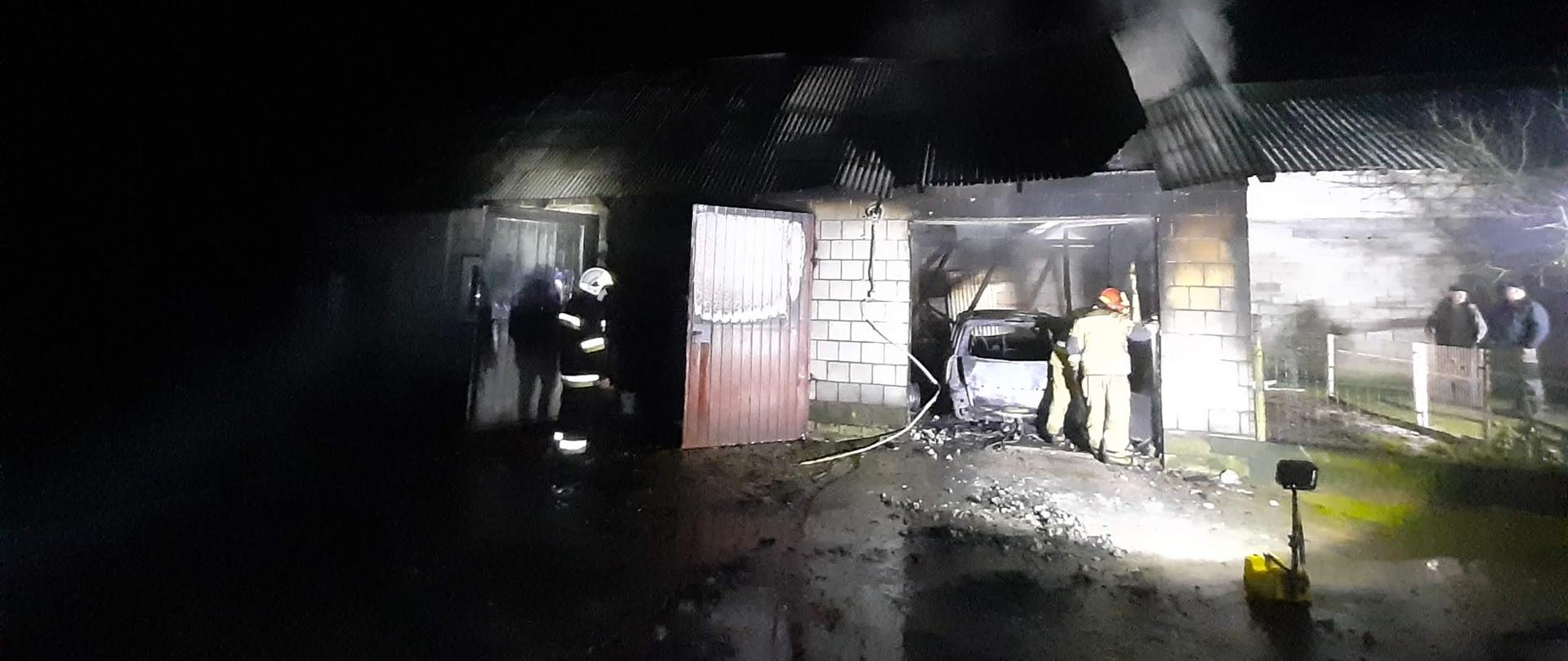 Pożar samochodu osobowego w garażu