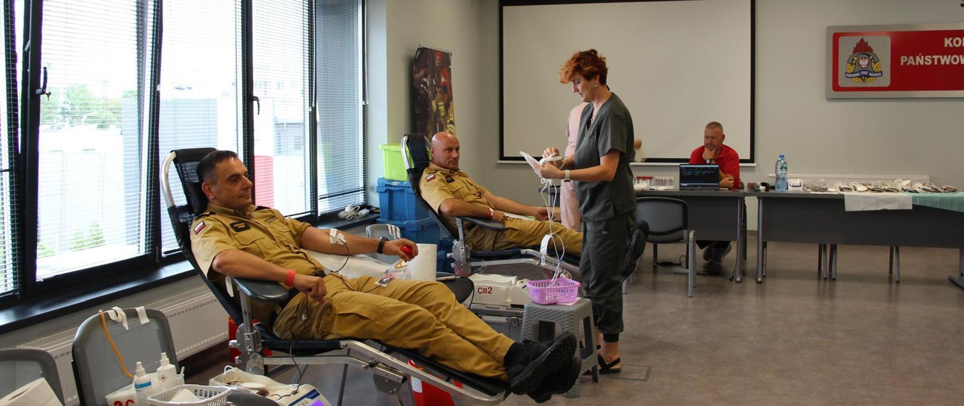Dwóch strażaków oddaje krew