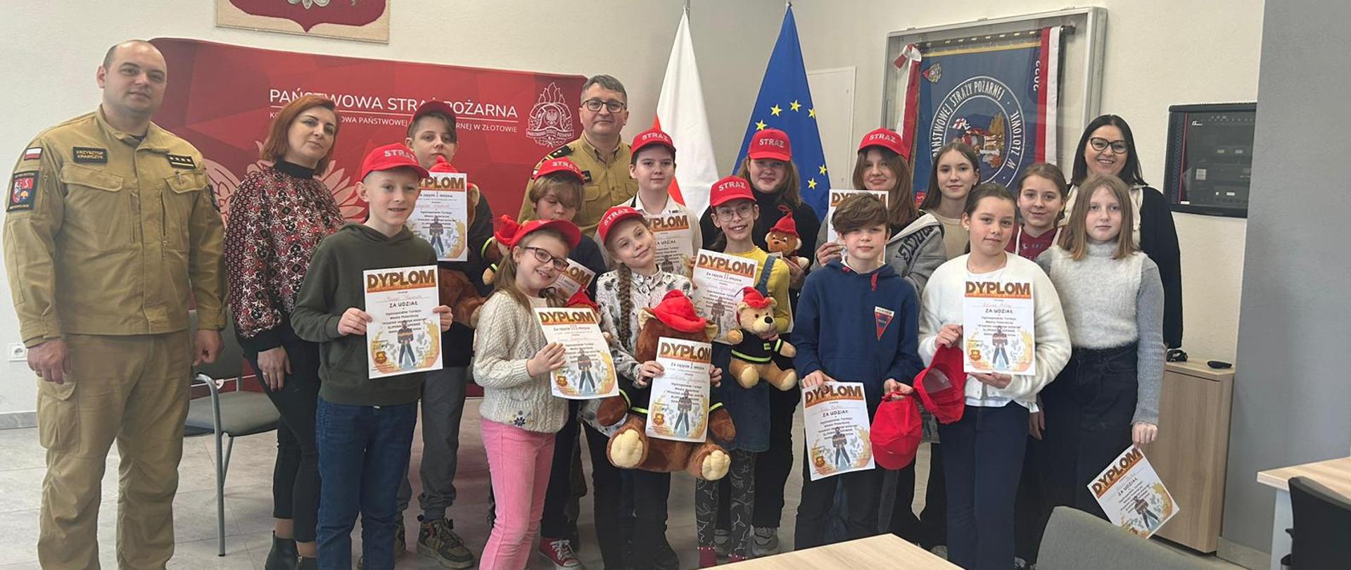 Wszyscy uczestnicy turnieju z komisją 