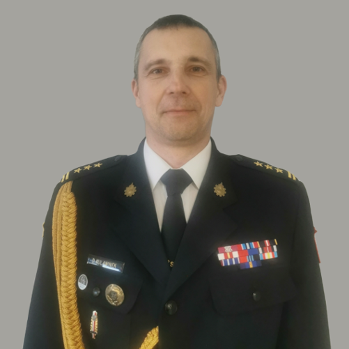 Zdjęcie przedstawia komendanta w mundurze wyjściowym