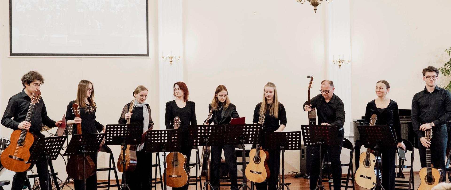 Występ artystów na scenie w sali koncertowej podczas Koncertu Świątecznie - symfonicznie. Lublinieccy artyści klasycznie w Państwowej Szkole Muzycznej I stopnia w Lublińcu