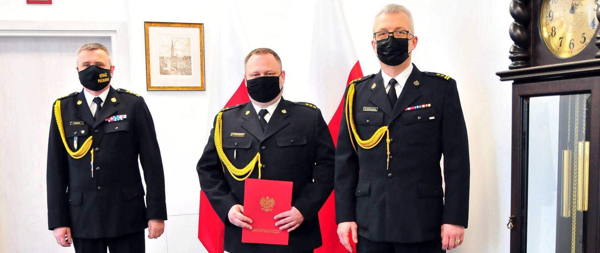 Zdjęcie pamiątkowe kierownictwa po uroczystym wręczeniu dokumentu.