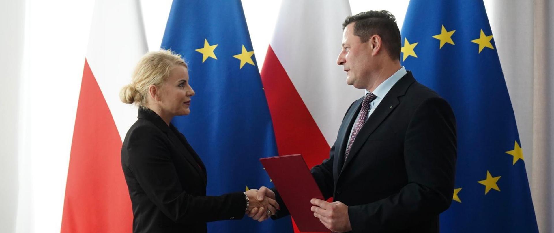 Minister MRiT Krzysztof Paszyk wręcza nominację Agnieszce Majewskiej, nowej Rzecznik MŚP