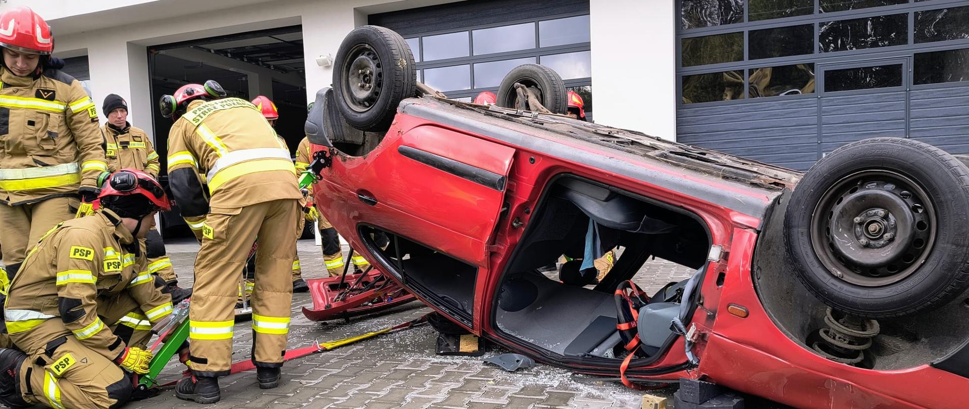 Strażacy podczas ćwiczeń doskonalących z ratownictwa technicznego