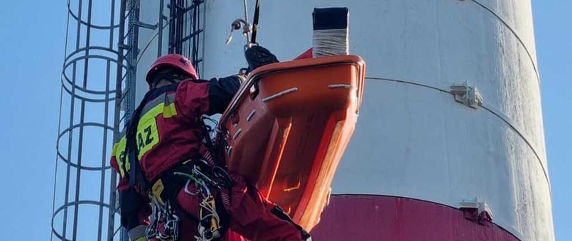 Zdjęcie przedstawia uczestników szkolenia ratowników wysokościowych. 