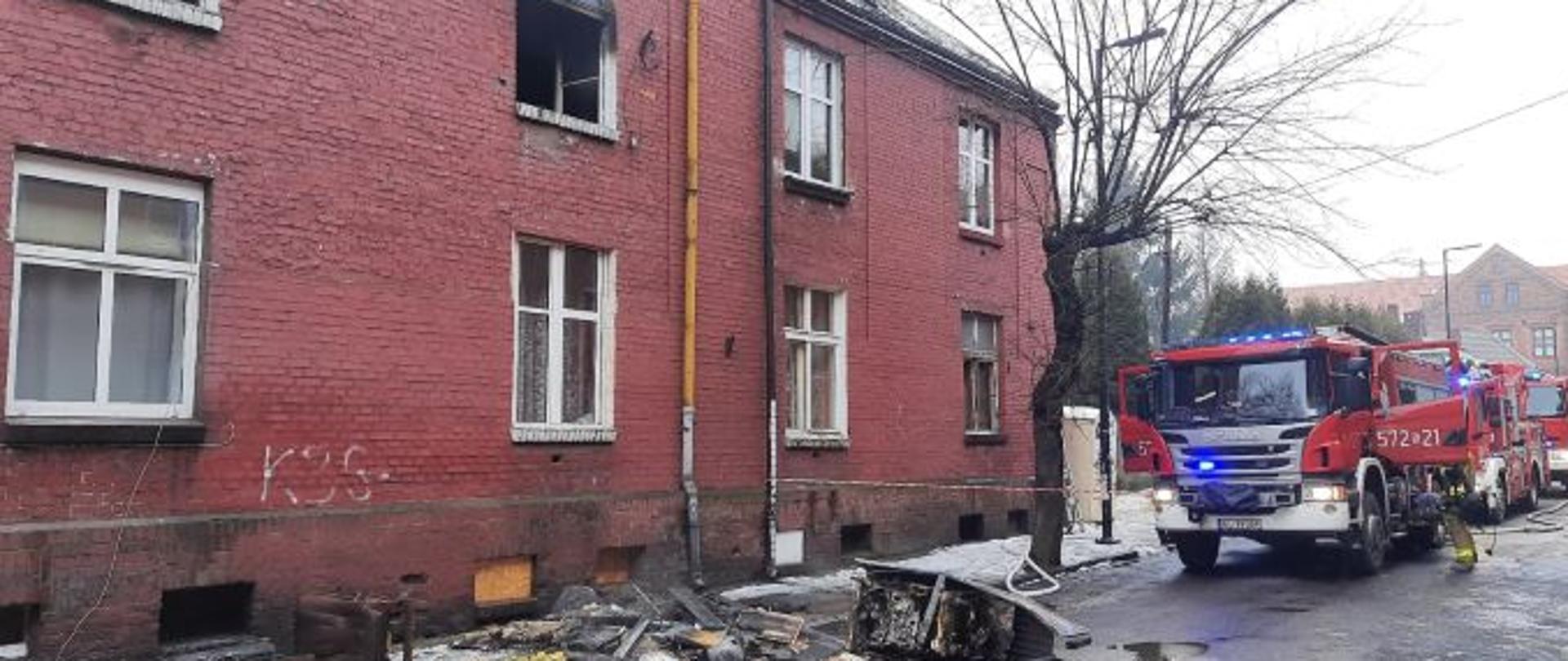 Pożar mieszkania przy ul. Rencistów. Na zdjęciu budynek, w którym wybuchł pożar oraz samochód pożarniczy.