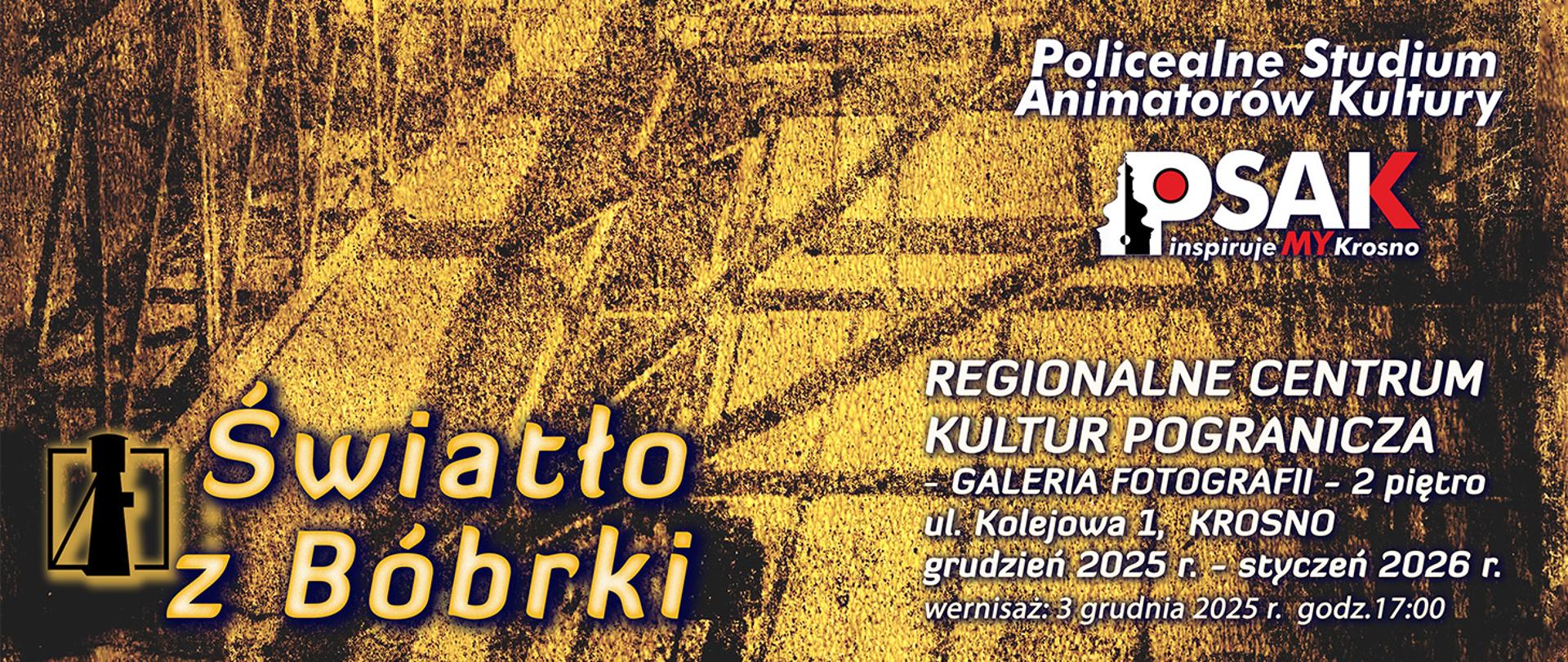 Plakat informujący o wernisażu wystawy fotograficznej Światło z Bóbrki. Tło plakatu jest w kolorystyce żółto brązowej. Po lewej stronie na dole jest tytuł wystawy , a po prawej stronie nazwa i logo Studium oraz miejsce, data i godzina wernisażu.
