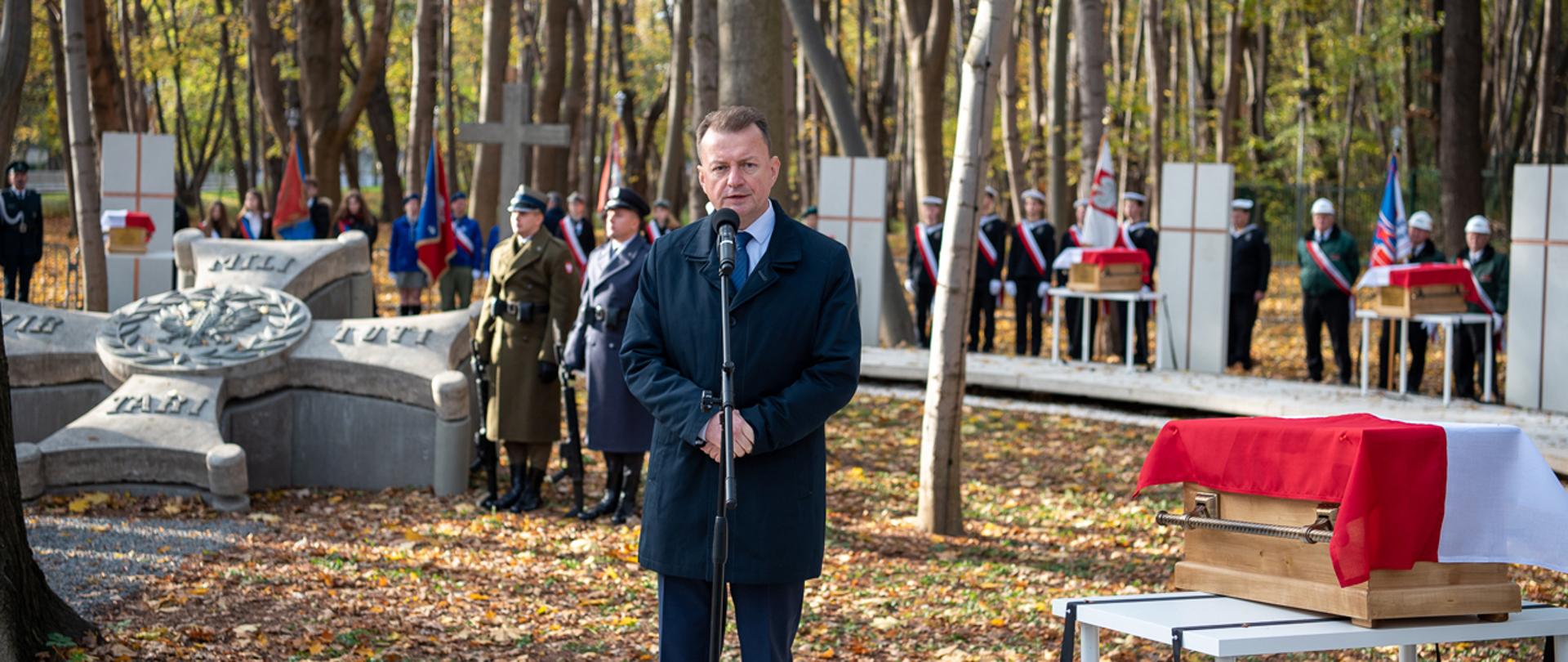 4 listopada br., na Cmentarzu Żołnierzy Wojska Polskiego na Westerplatte Prezydent RP, Zwierzchnik Sił Zbrojnych Andrzej Duda oraz Mariusz Błaszczak, wicepremier - minister obrony narodowej wzięli udział w uroczystości pogrzebowej Bohaterskich Obrońców Westerplatte. Na nowym Cmentarzu Żołnierzy Wojska Polskiego – obok dowódcy, majora Henryka Sucharskiego – spoczęły szczątki westerplatczyków odnalezione podczas prac archeologicznych prowadzonych na terenie półwyspu. Fot. Maciej Nędzyński/CO MON

