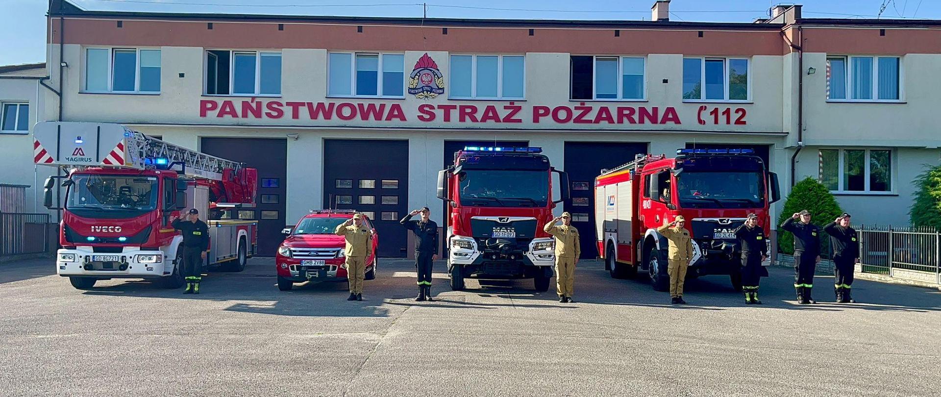 Strażacy stoją na apelu oddając honor.