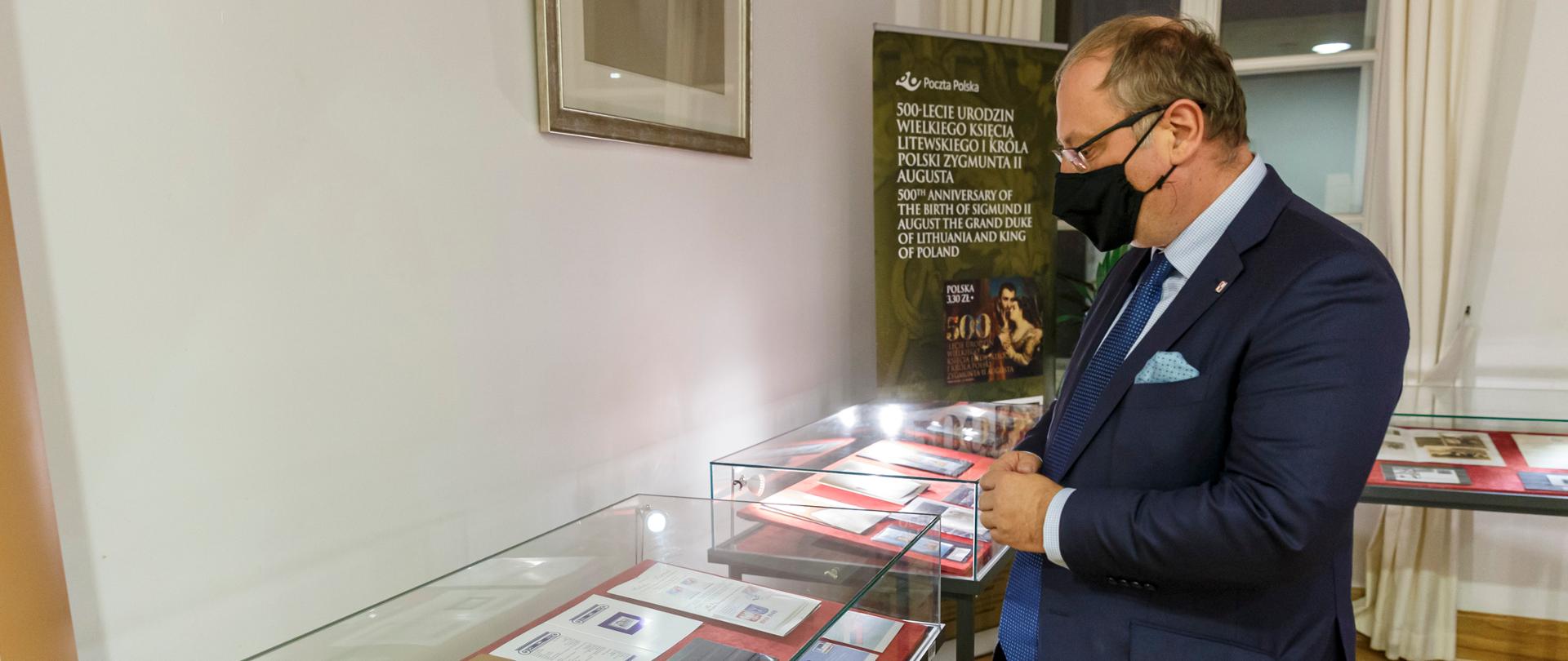 Head of the Foreign Service Arkady Rzegocki inaugurated the exhibition of stamps commemorating Polish diplomacy’s contribution to the strengthening of Poland's international position and the well-being of the Polish People. 
