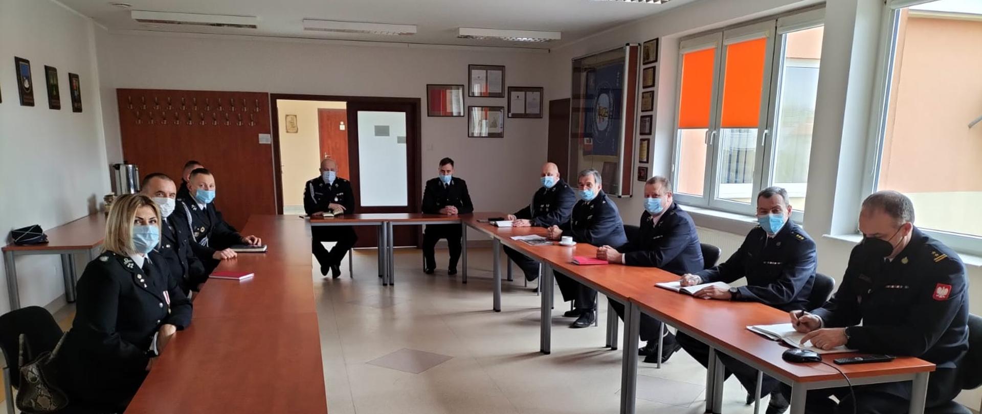 Na zdjęciu widzimy przedstawicieli KP PSP w Pruszczu Gdańskim oraz przedstawicieli zarządu powiatowego ZOSP, biorących udział w wideokonferencji