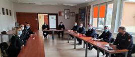 Na zdjęciu widzimy przedstawicieli KP PSP w Pruszczu Gdańskim oraz przedstawicieli zarządu powiatowego ZOSP, biorących udział w wideokonferencji