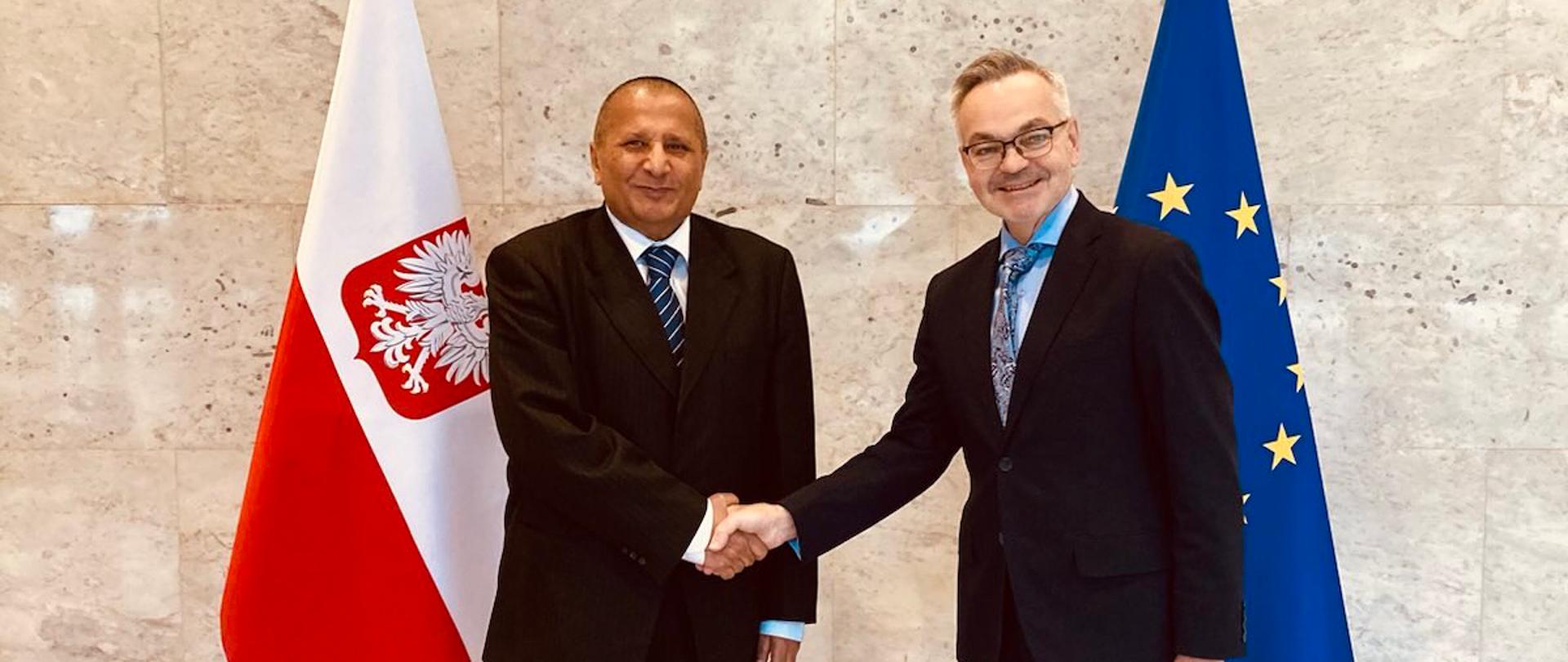 6C0966D2-D7A1-4887-90E5-CD428E71A6EB