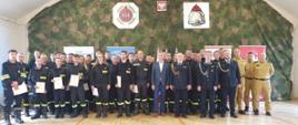 Zdjęcie przedstawia wspólne zdjęcie Starosty powiatowego, Komendantów PSP I OSP, funkcjonariuszy PSP oraz druhów OSP na uroczystym zakończenie szkolenia strażaków ratowników. 