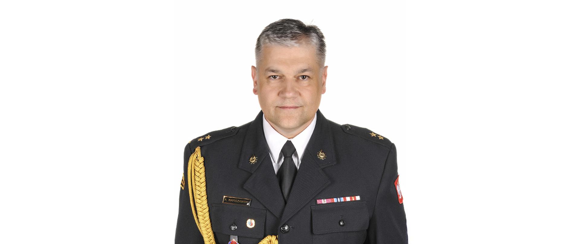 Funkcjonariusz w umundurowaniu wyjściowym