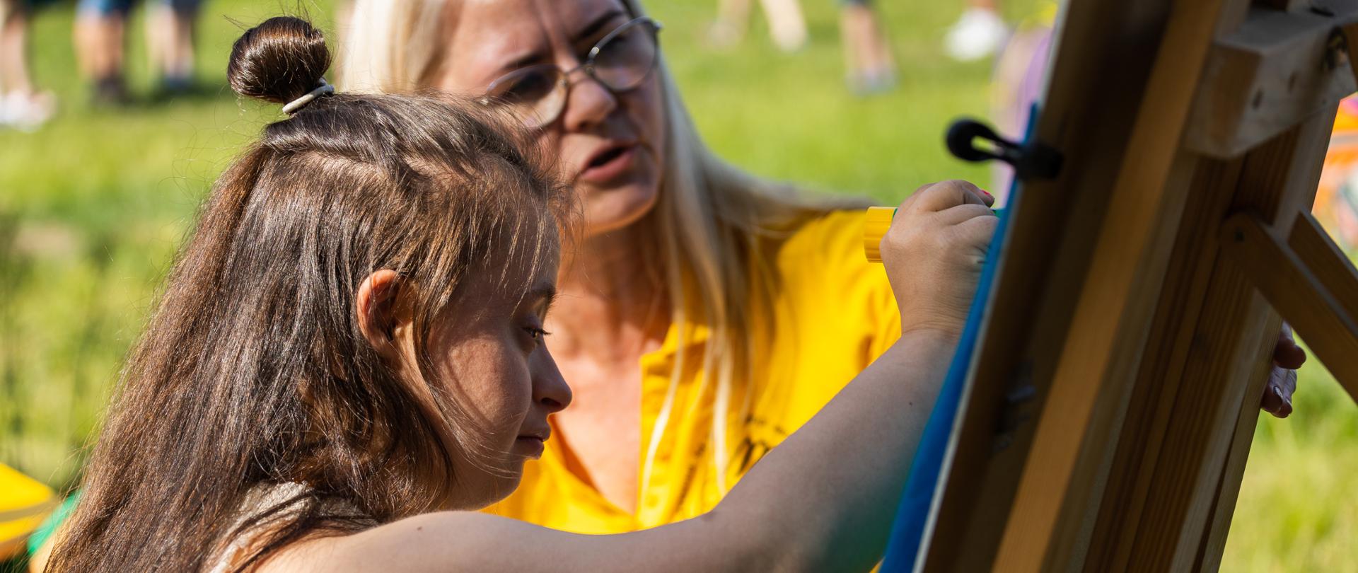 Dzieci tworzą prace plastyczne