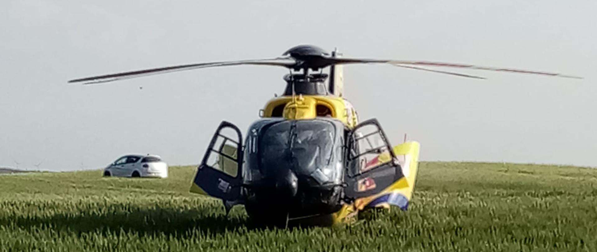 Na polu soi śmigłowiec LPR
