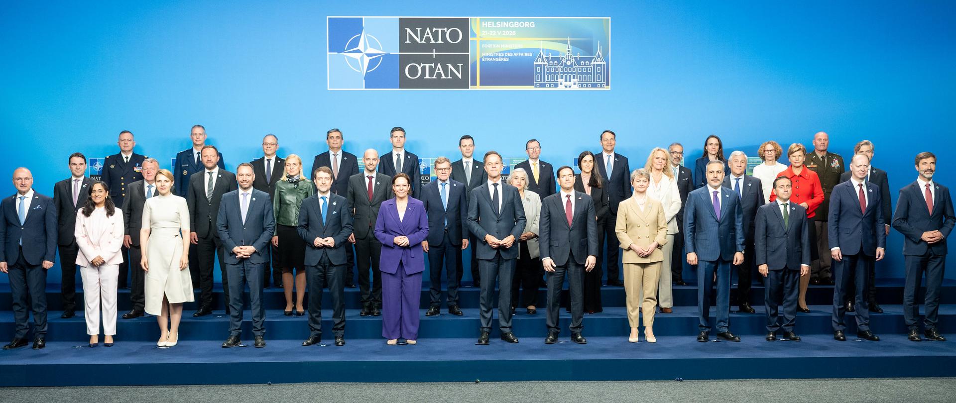 Wicepremier Radosław Sikorski na spotkaniu ministrów spraw zagranicznych państw NATO