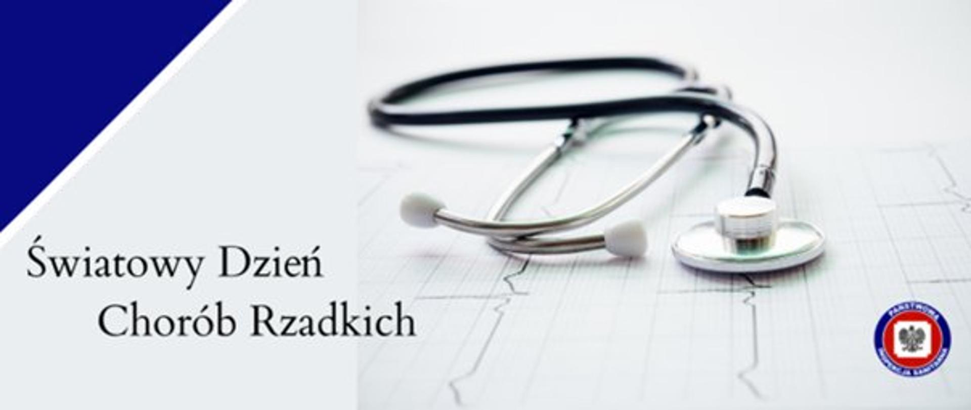 Na grafice umieszczono napis "Światowy Dzień Chorób Rzadkich". Na środku fotografia stetoskopu leżącego na kartce z nadrukiem wykresy EKG. Po prawej stronie w dolnym rogu umieszczono logo Państwowej Inspekcji Sanitarnej. 