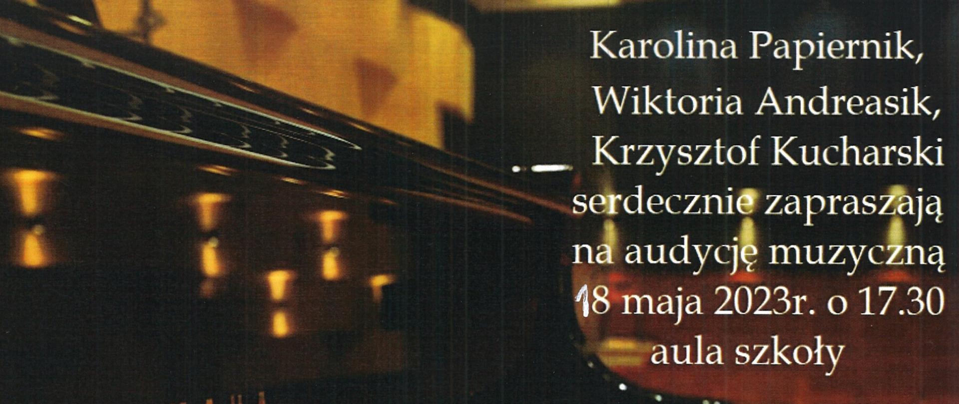 Plakat z wydarzeniem - audycja muzyczna uczniów p. Lubow Pendereckiej, którzy kończą PSM I st. w Dębicy; audycja odbędzie się 18 maja 2023r. o godz. 17:30 w auli szkoły; na plakacie w tle umieszczono zdjęcie zrobione w auli szkoły na którym widnieje część fortepianu.