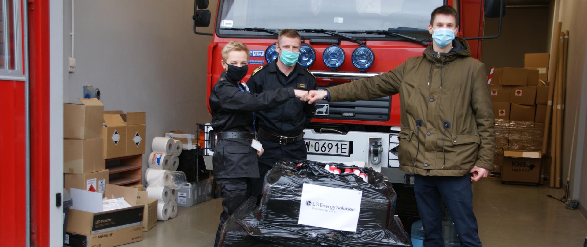 SONY DSC Pani strażak i przedstawiciel firmy która dostarczyła płyny do dezynfekcji