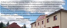 Na górze zdjęcia treść życzeń z okazji Dnia Strażaka składanych przez st. bryg. Radosława Batruch Komendanta Powiatowego Państwowej Straży Pożarnej w Człuchowie. Życzenia na tle pododdziałów ustawionych na placu komendy. Za nimi budynek jednostki ratowniczo - gaśniczej i samochody pożarnicze.