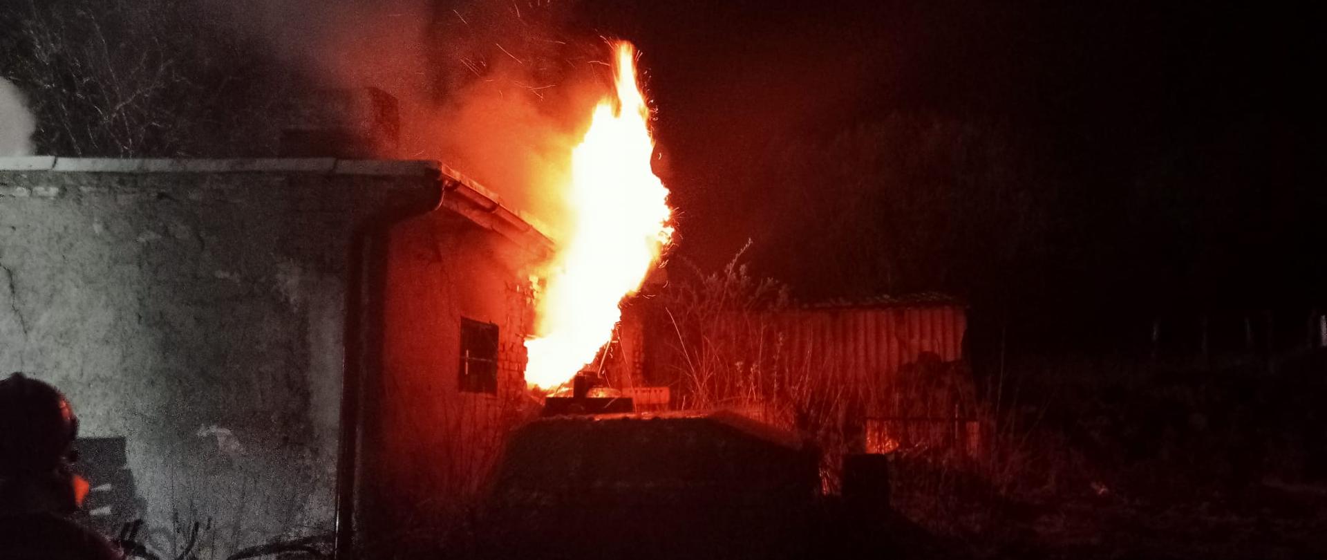 Ogień wydobywający się z palącego pomieszczenia oknem