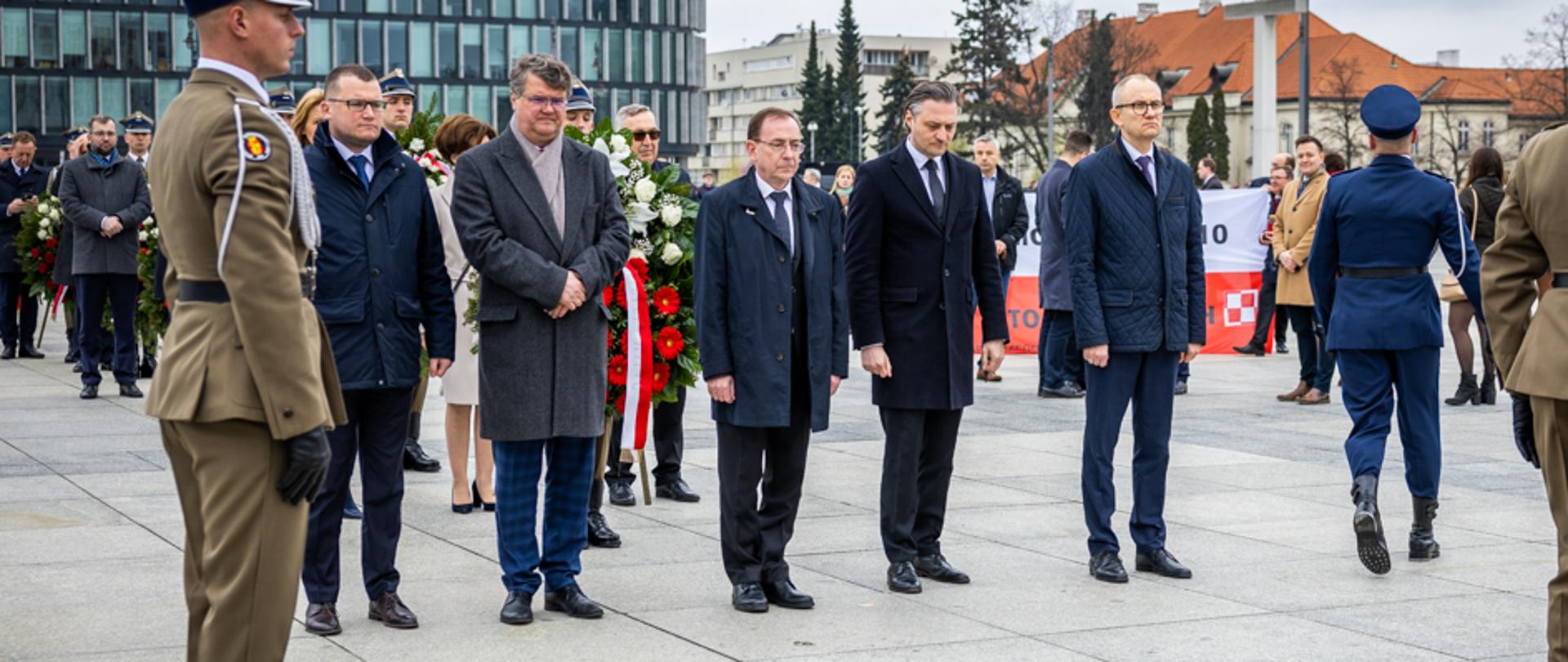 Kierownictwo MSWiA podczas składania wieńca