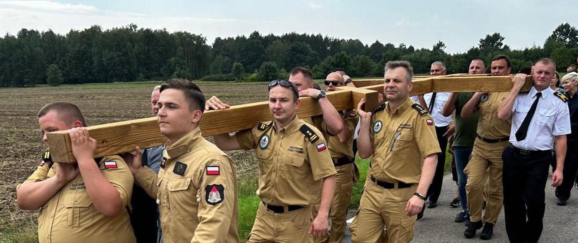 29. Piesza Pielgrzymka Wojska i Służb Mundurowych na Św. Górę Grabarkę - podlascy strażacy niosą krzyż wotywny