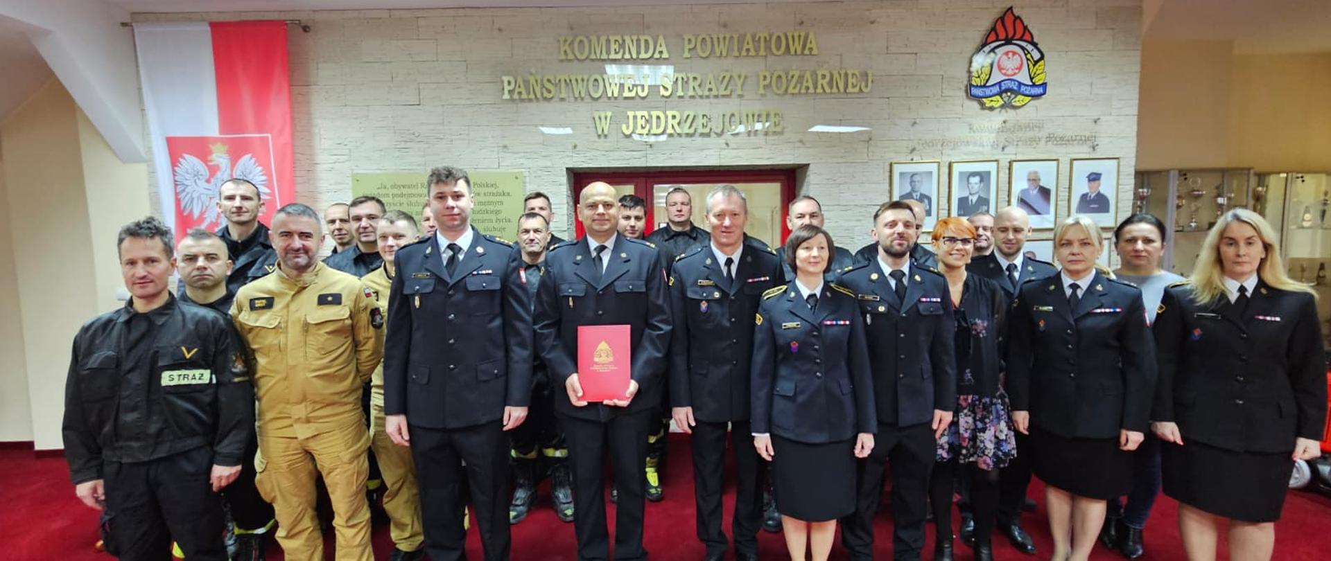 Zbiórka kadry i zmian służbowych w siedzibie tutejszej komendy z okazji mianowania na wyższe stanowisko służbowe.