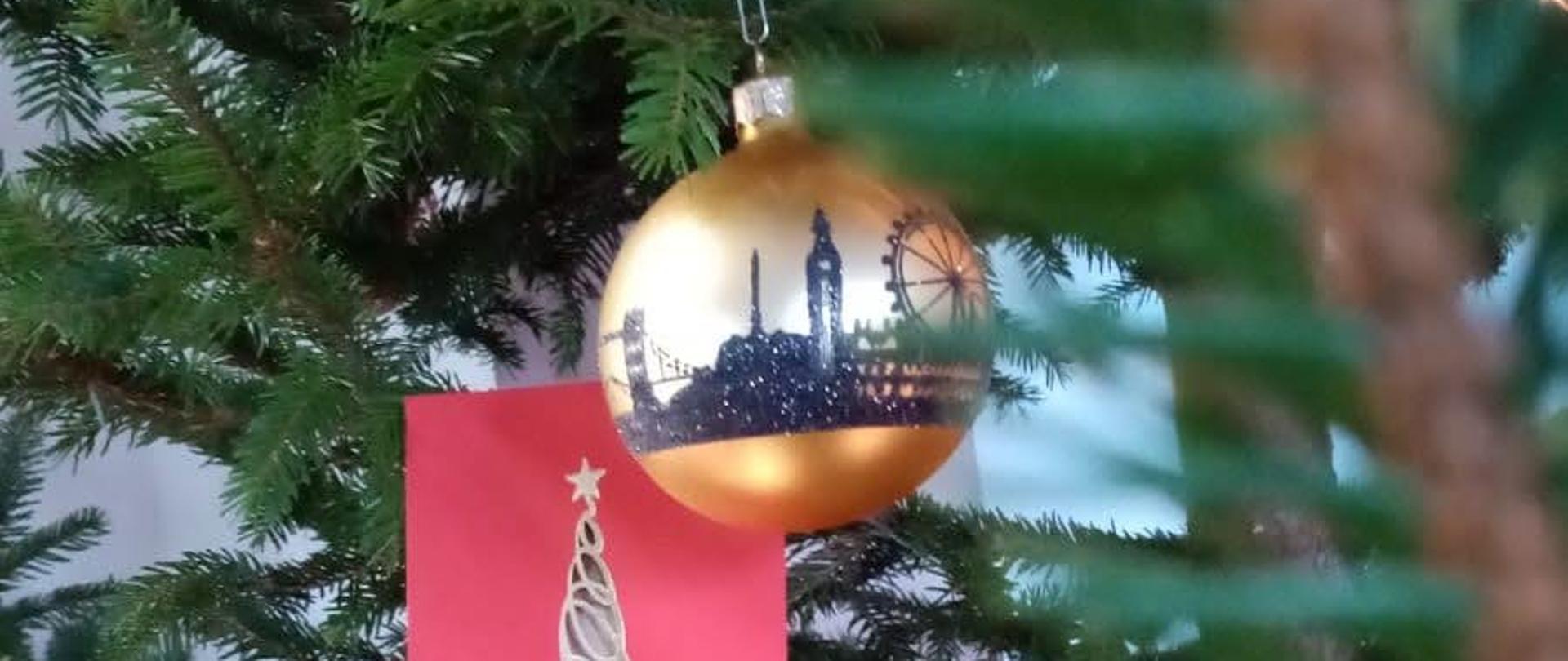 Zdjęcie przedstawia choinkę.