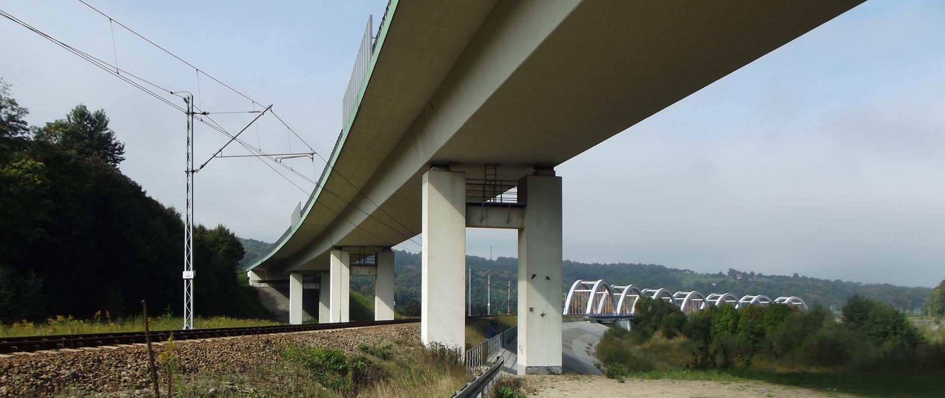 wiadukt na torami kolejowymi, po prawej widoczny most łukowy
