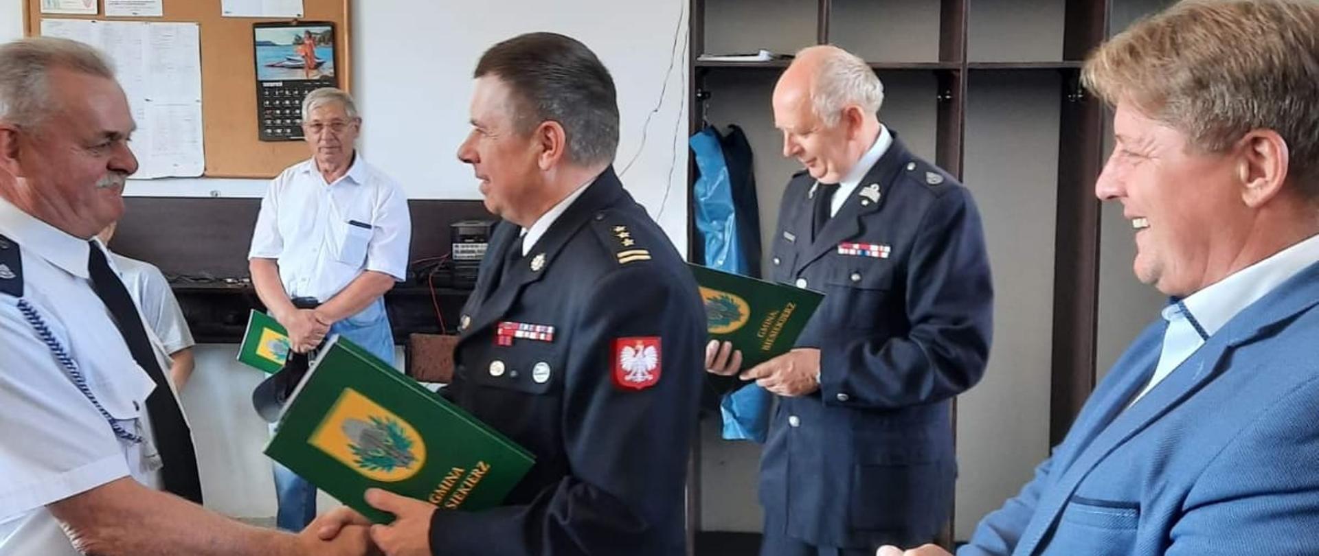 Wręczenie decyzji dot. świadczenia ratowniczego. Wręcza komendant miejski PSP w Koszalinie