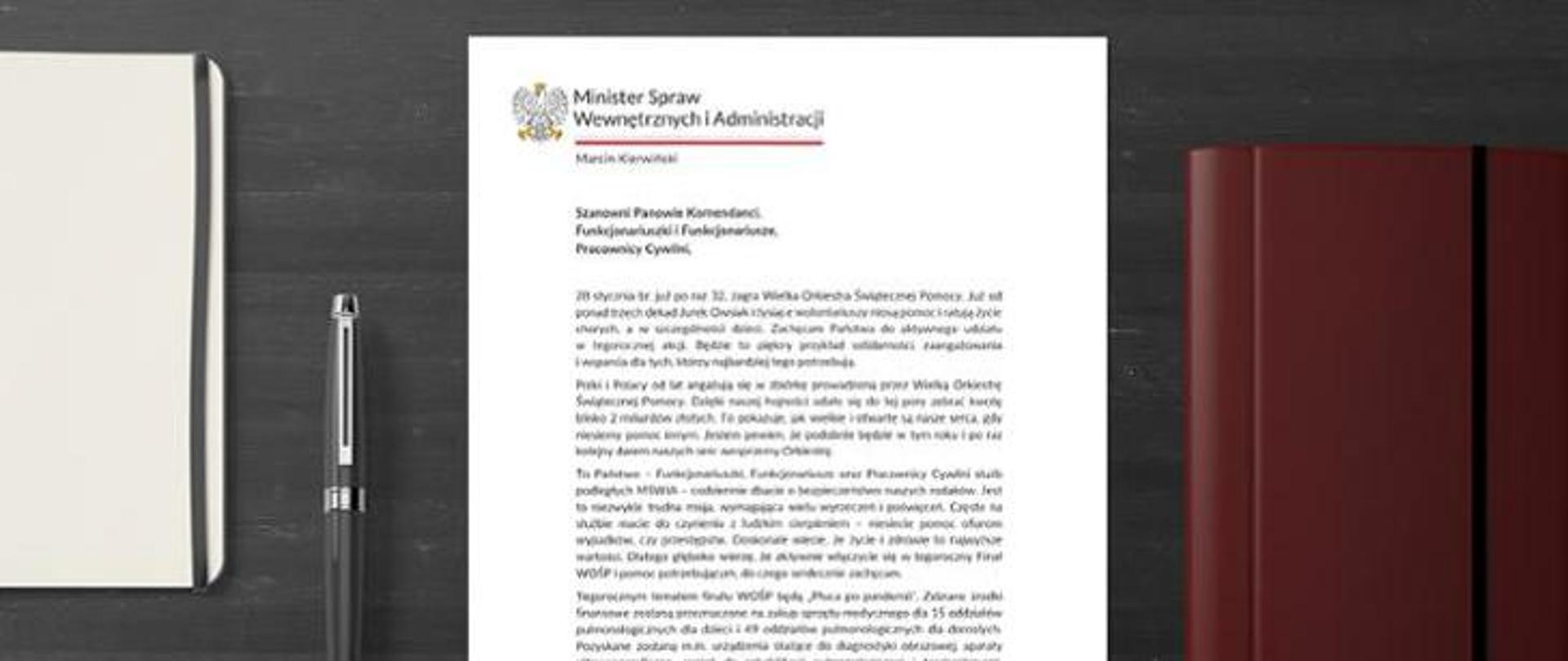 Infografika na której od lewej strony widzimy notes, dalej pióro, następnie list ministra Marcina Kierwińskiego do funkcjonariuszy służb podległych MSWiA oraz dokument w etui