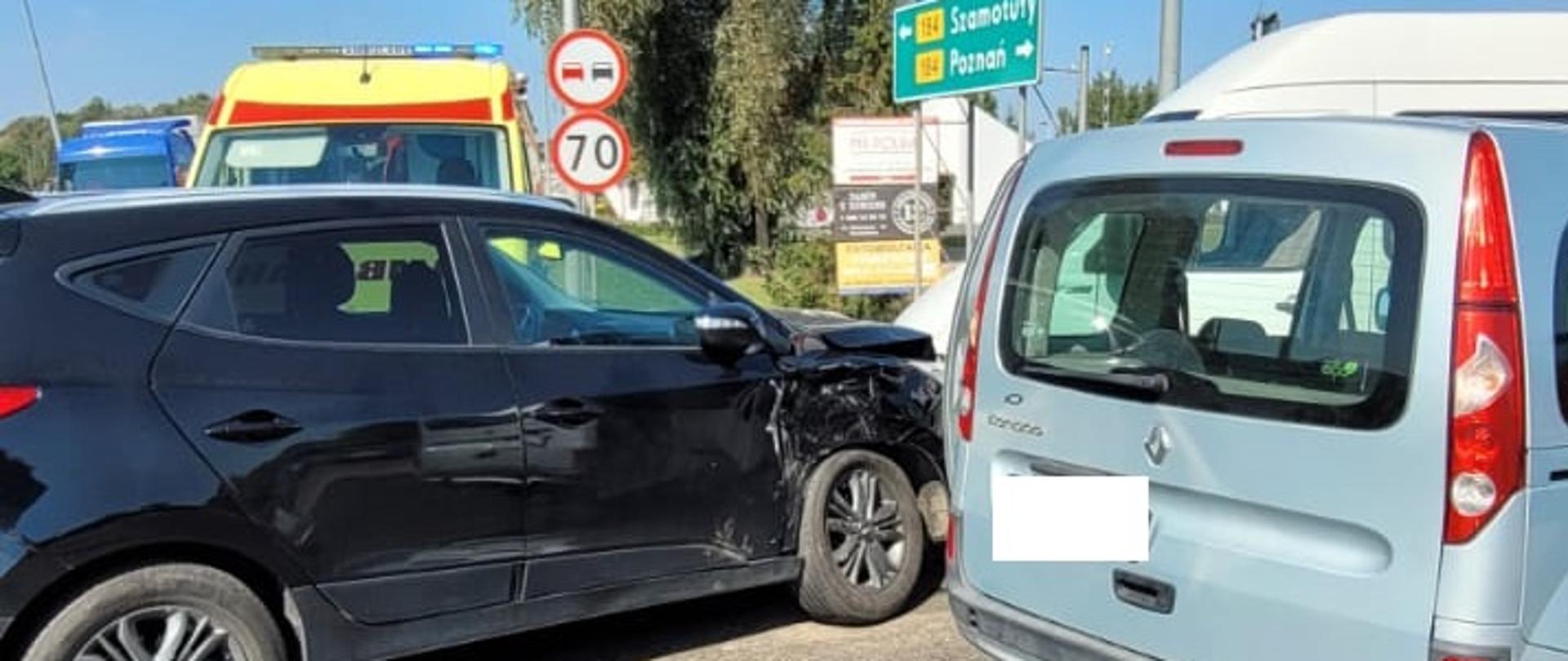 Dwa samochody na środku skrzyżowania