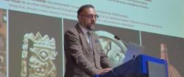 El Prof. Miłosz Giersz dicta su conferencia Tejiendo el poder - artesanos de élite y producción cortesana en los Andes prehispánicos