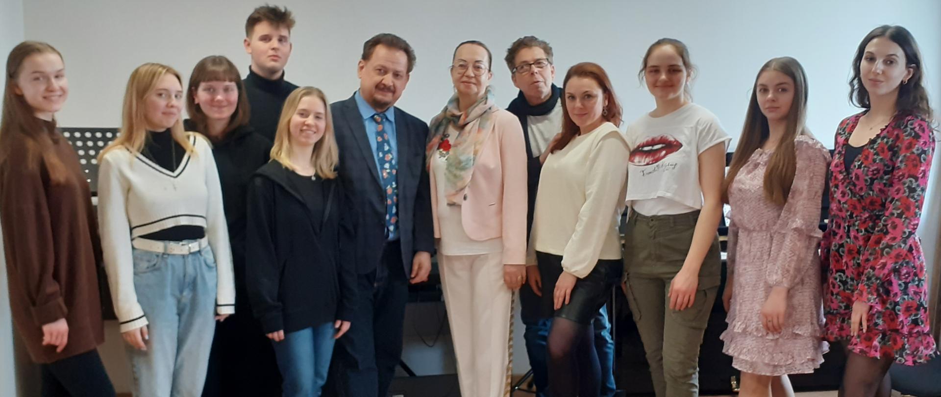Na zdjęciu uczniowie wraz z prof. Aleksanderem Teligą i małżonką Haliną Teligą oraz dyrektor szkoły Jacek Nowosielski.