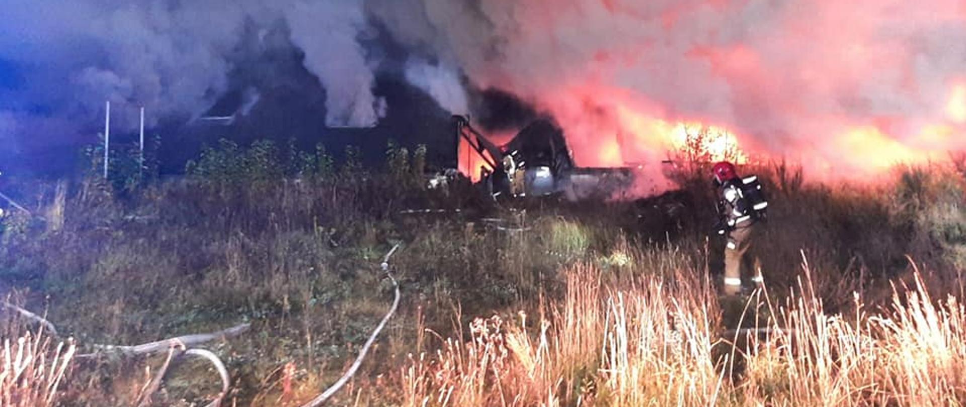 Zdjęcie przedstawia pożar pustostanu w Głobinie.