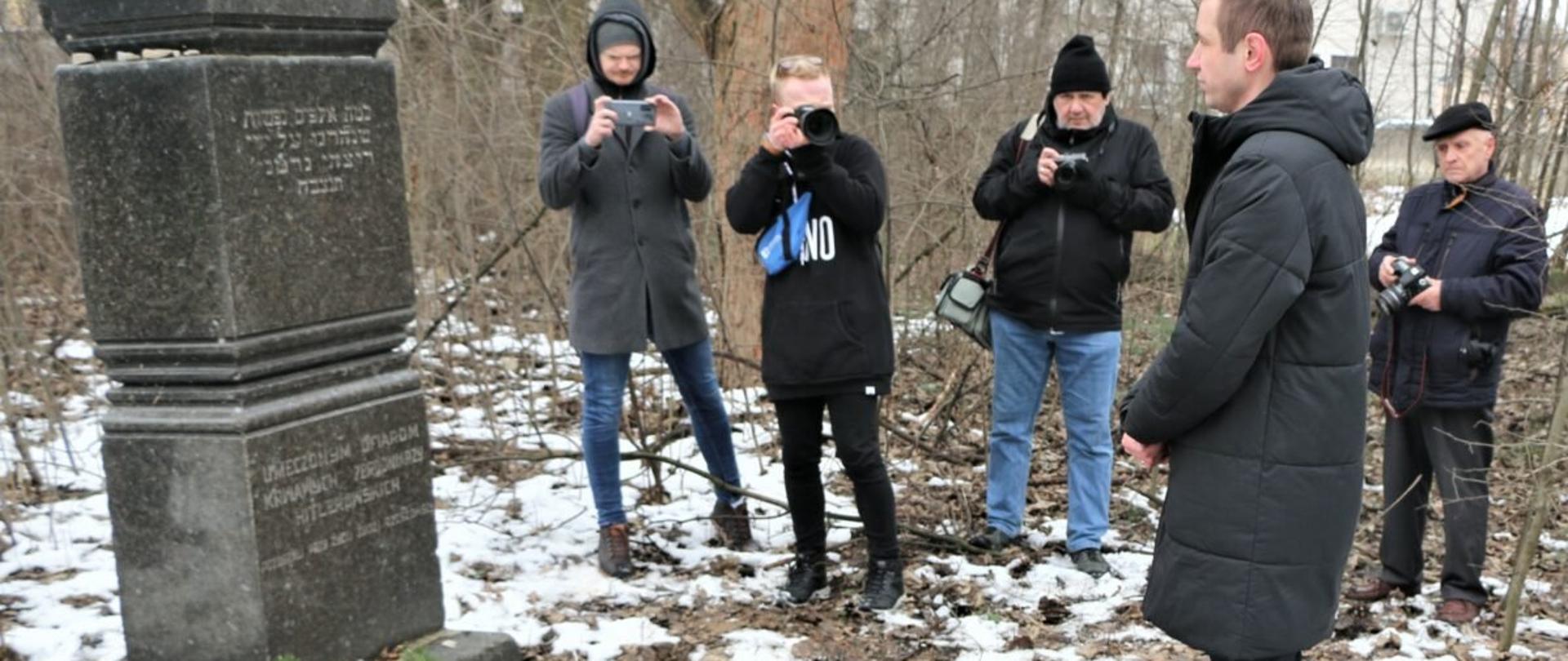 II wicewojewoda podkarpacki Radosław Wiatr składa kwiaty podczas XV Obchodów Dnia Pamięci o Ofiarach Holokaustu na Podkarpaciu