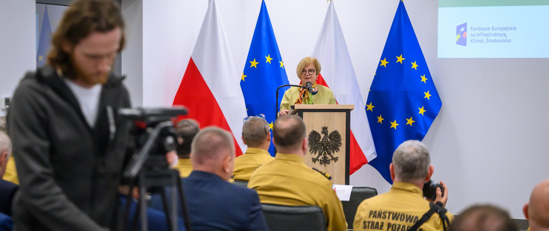 Zdjęcie przedstawia wojewodę podkarpackiego Teresy Kubas-Hul podczas przemówienia